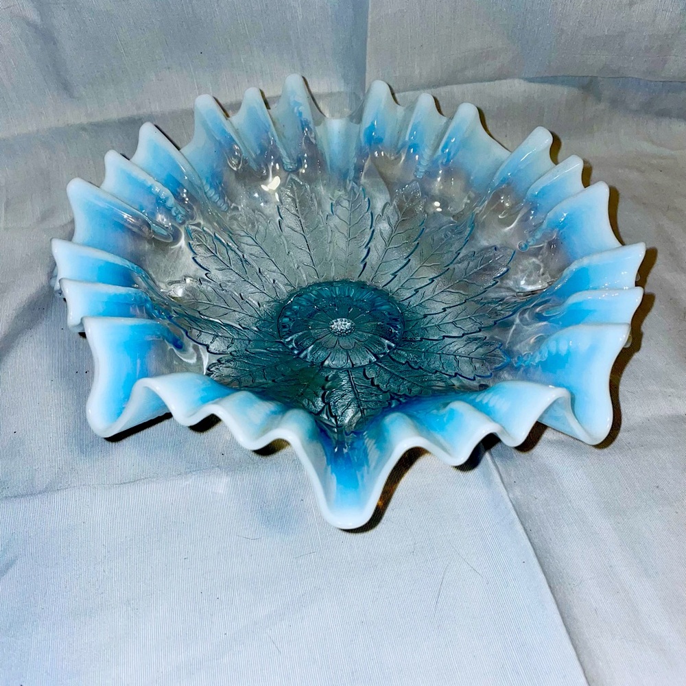 Vintage art glass bowl Fenton style
